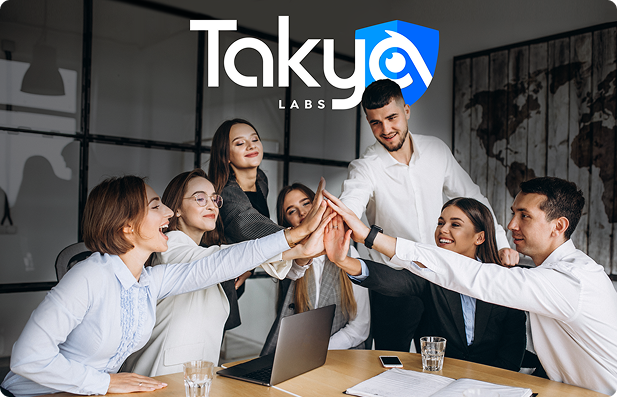 Equipo Takya Labs en oficina en Lima, Perú